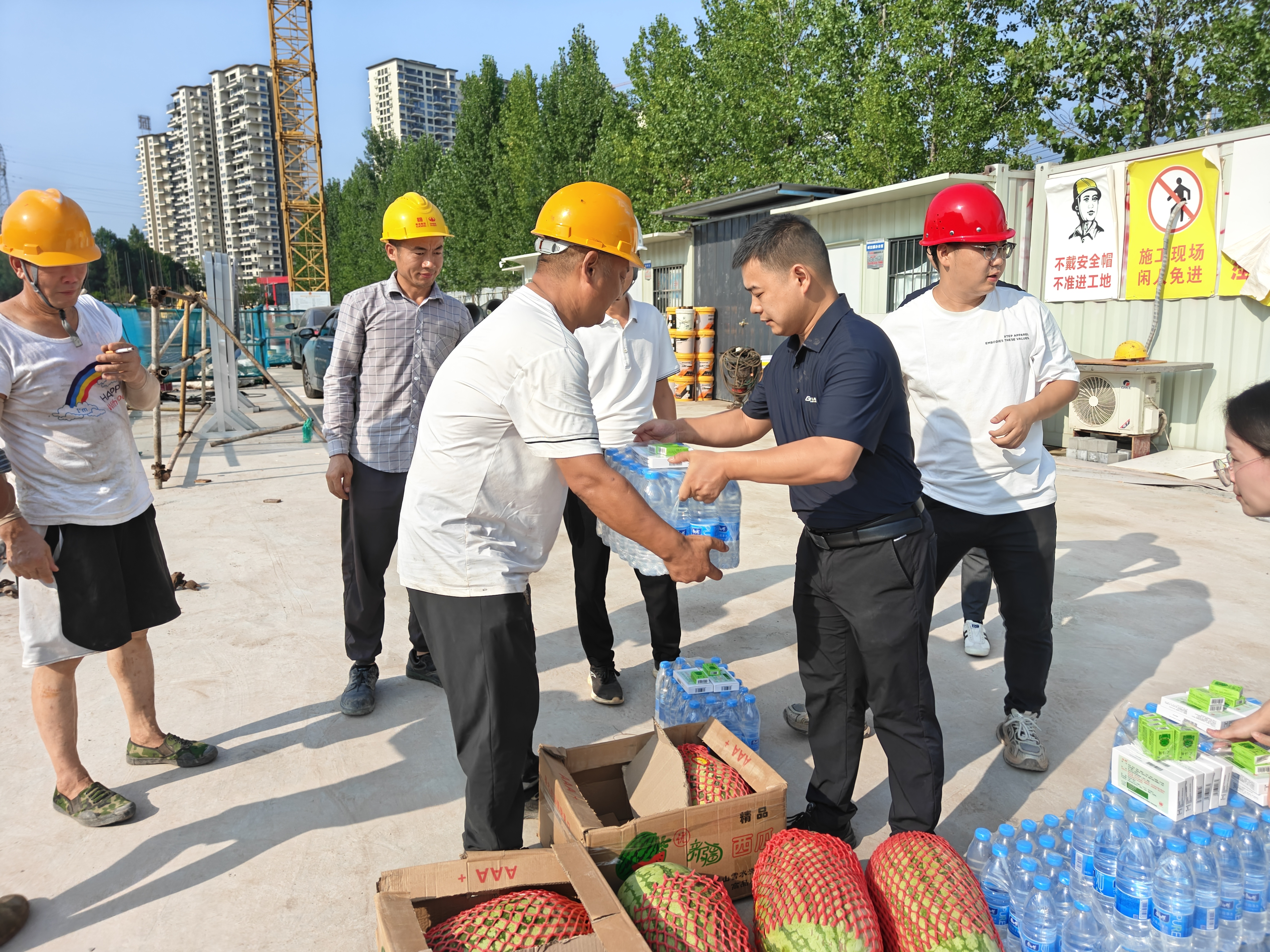 炎炎夏日送清凉，丝丝关怀沁人心——瑞阳建发集团开展“夏日送清凉”慰问活动​